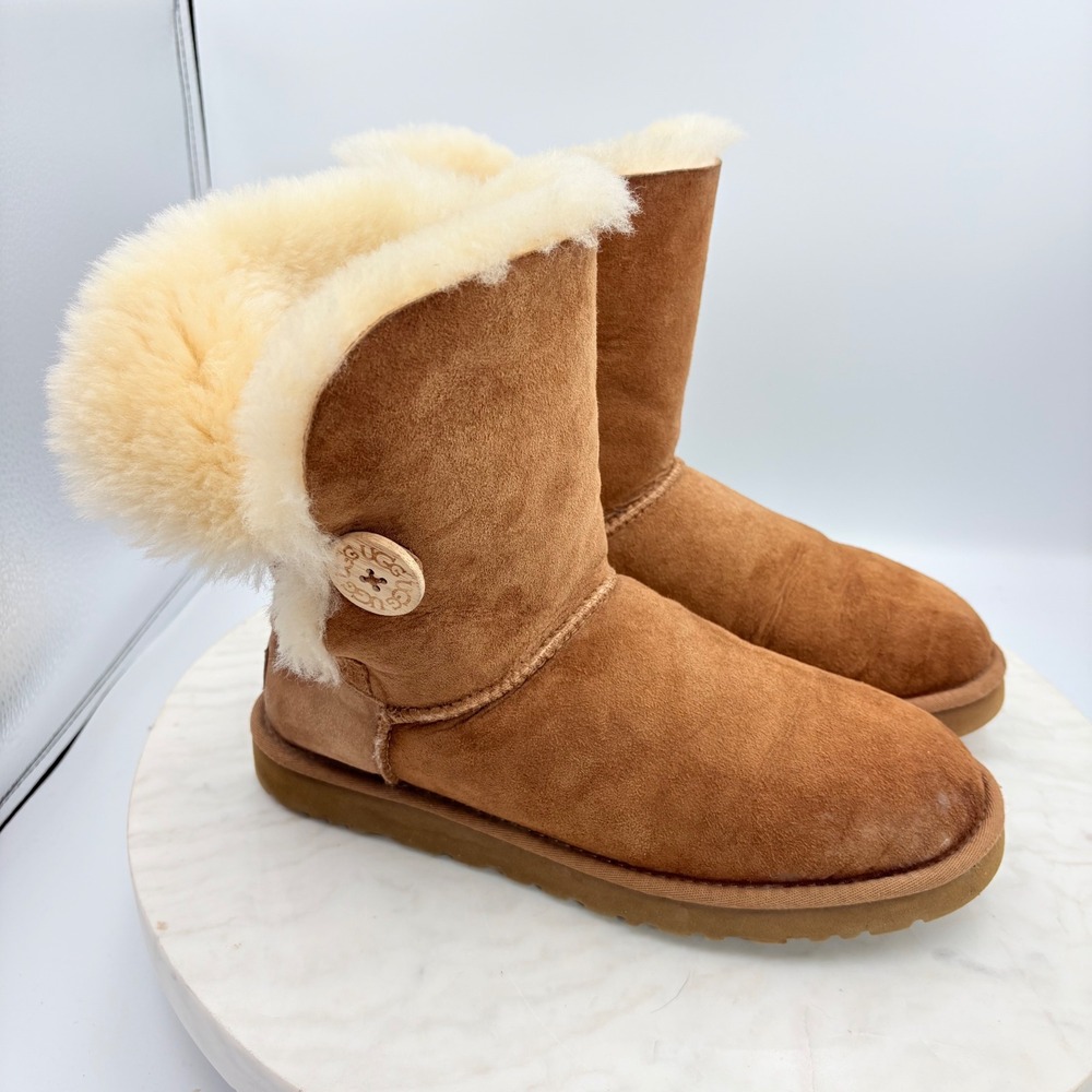 UGG Bailey Button Boots Womens Size‎ 8 Chestnut Brown Suede Sheepskin Warm Y2K